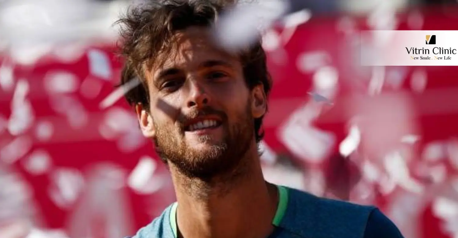 O Que Torna o Sorriso de João Sousa Memorável?