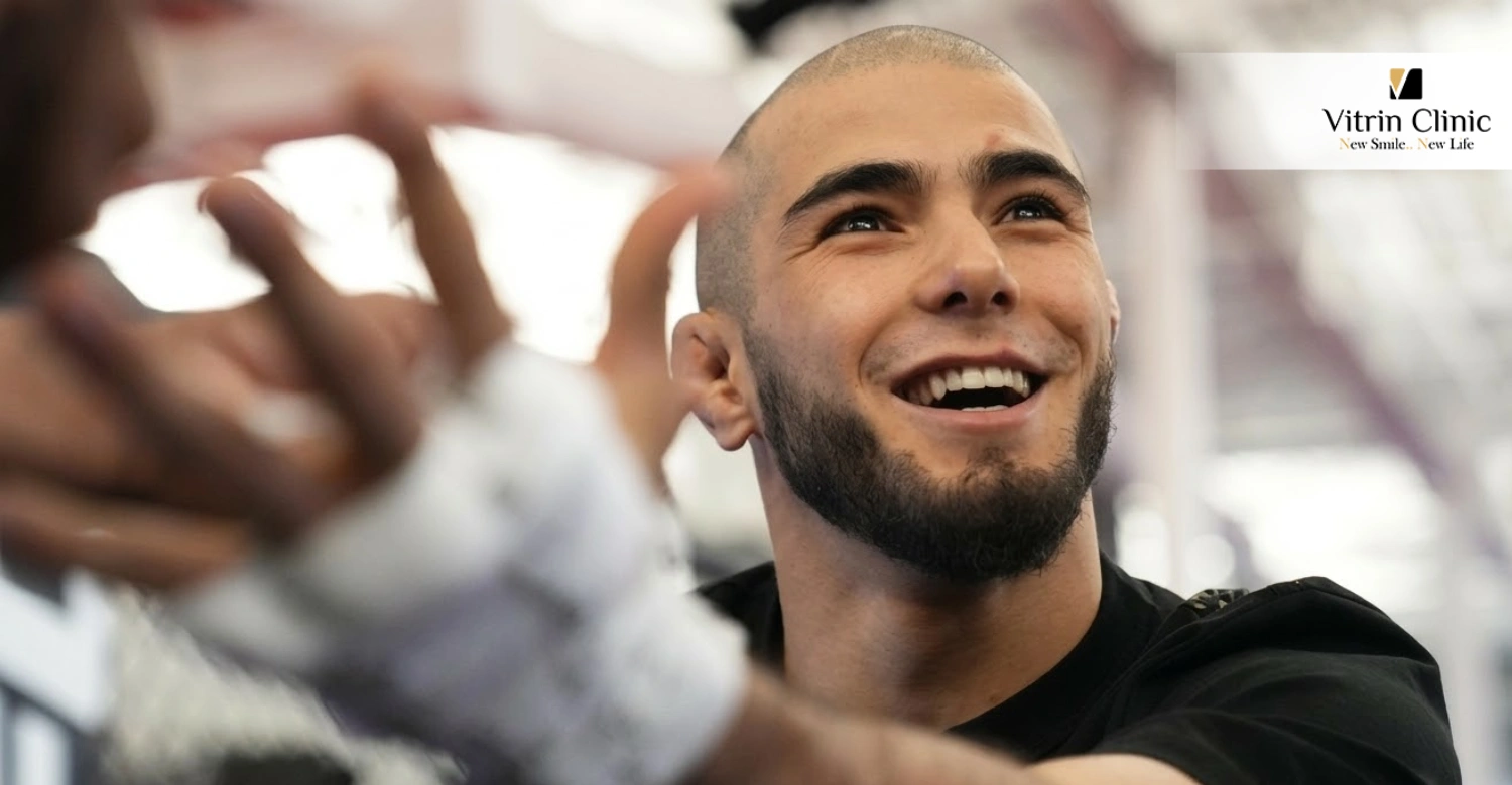 Подробный взгляд на улыбку Мухаммада Мокаева