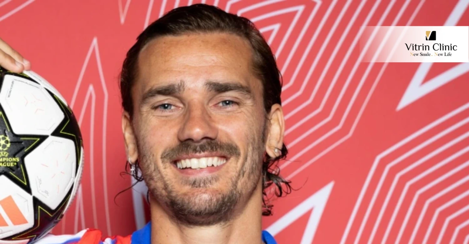 Verspieltes Grinsen bei Interaktionen mit Teamkollegen